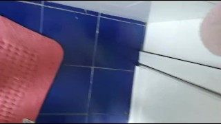 Tocco il cazzo al cornuto mentre e in doccia